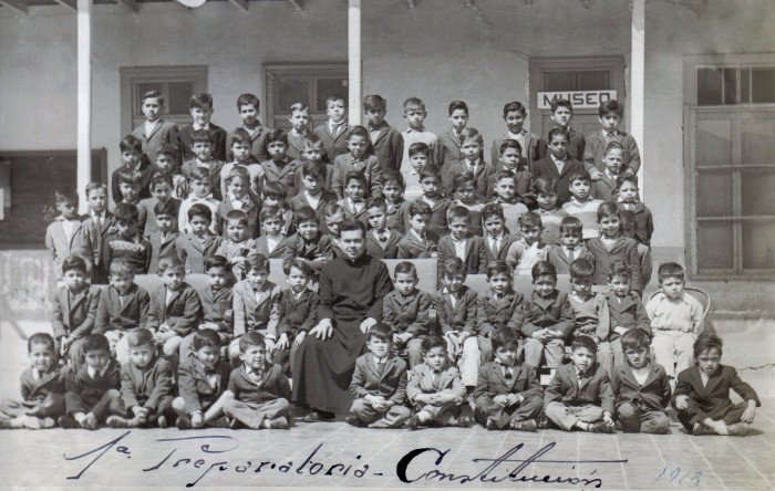 Clase de primero preparatoria en el colegio de los Hermanos Maristas, en Constitución, Chile.